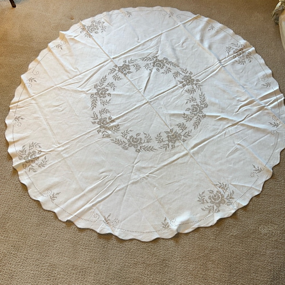 Linen Crosstitch handcrafted gorgeous round scalloped tablecloth napkins vintage